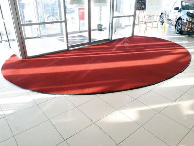 Изготовление коврового покрытия, имеющего нестандартную овальную форму, для внутреннего помещения автосалона.