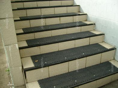 На лестничных ступенях