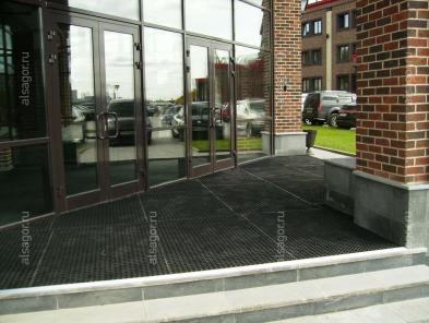 Резиновые коврики на входе в бизнес-центр