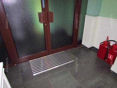 Алюминиевая решетка Респект Текстиль на площадке перед лифтом