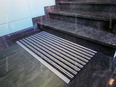 Алюминиевая решетка Респект Текстиль перед лестницей