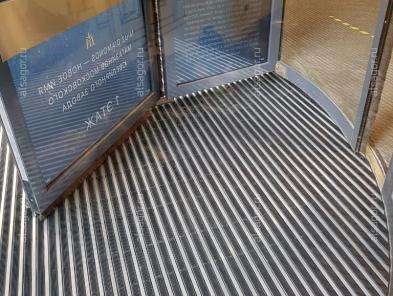 Алюминиевые решетки серии Алса на входе в здание