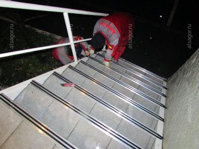 Монтаж противоскользящих уголков на лестничные ступени