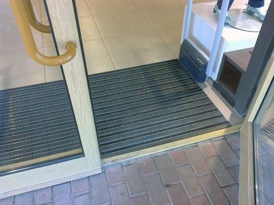 Алюминиевые решетки на входе в торговый зал