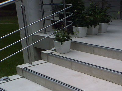 Защитные накладки на лестнице в загородный коттедж