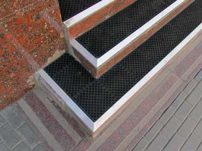 Грязезащитное модульное покрытие Ситипласт на лестничных ступенях