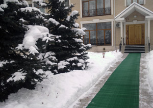 Рулонная дорожка на улице